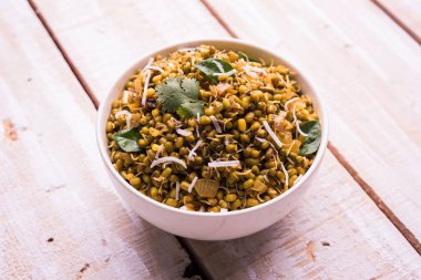 Mugachi Usal ya da Baharatlı Moong Sabzi 'yi filizlendirdi. Ahşap arka planda bir kasede servis edilmiş. Seçici odak