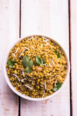 Mugachi Usal ya da Baharatlı Moong Sabzi 'yi filizlendirdi. Ahşap arka planda bir kasede servis edilmiş. Seçici odak