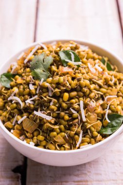 Mugachi Usal ya da Baharatlı Moong Sabzi 'yi filizlendirdi. Ahşap arka planda bir kasede servis edilmiş. Seçici odak