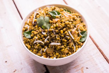 Mugachi Usal ya da Baharatlı Moong Sabzi 'yi filizlendirdi. Ahşap arka planda bir kasede servis edilmiş. Seçici odak