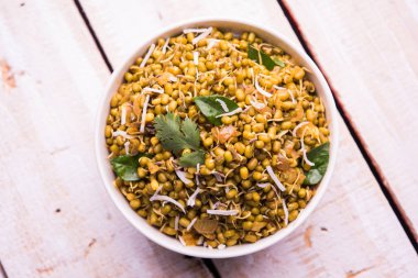 Mugachi Usal ya da Baharatlı Moong Sabzi 'yi filizlendirdi. Ahşap arka planda bir kasede servis edilmiş. Seçici odak