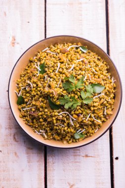 Mugachi Usal ya da Baharatlı Moong Sabzi 'yi filizlendirdi. Ahşap arka planda bir kasede servis edilmiş. Seçici odak