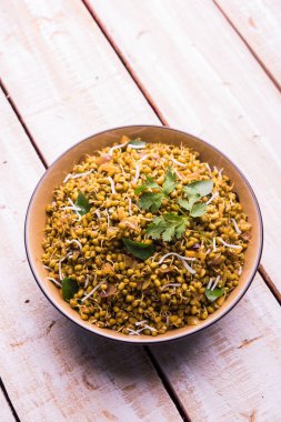 Mugachi Usal ya da Baharatlı Moong Sabzi 'yi filizlendirdi. Ahşap arka planda bir kasede servis edilmiş. Seçici odak