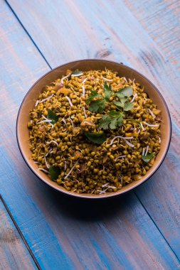 Mugachi Usal ya da Baharatlı Moong Sabzi 'yi filizlendirdi. Ahşap arka planda bir kasede servis edilmiş. Seçici odak