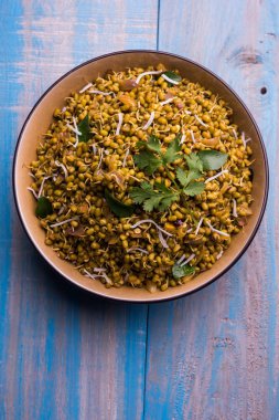 Mugachi Usal ya da Baharatlı Moong Sabzi 'yi filizlendirdi. Ahşap arka planda bir kasede servis edilmiş. Seçici odak