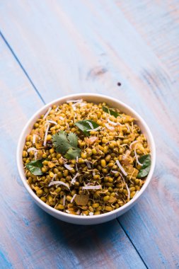 Mugachi Usal ya da Baharatlı Moong Sabzi 'yi filizlendirdi. Ahşap arka planda bir kasede servis edilmiş. Seçici odak