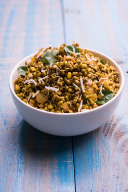 Mugachi Usal ya da Baharatlı Moong Sabzi 'yi filizlendirdi. Ahşap arka planda bir kasede servis edilmiş. Seçici odak