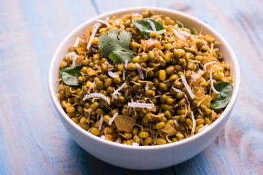 Paneer Tikka veya acı biber kebabı - Tandır Hint peyniri şişleri, beyaz tabakta servis edilir renkli kapsiyum, soğan ve yeşil sos ile