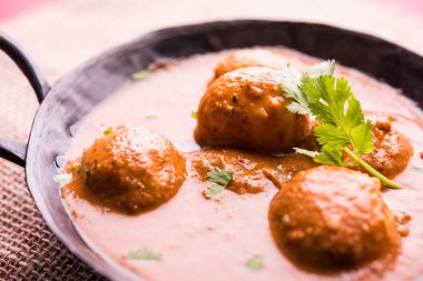 Kızartma tavasında taze pişirilmiş baharatlı patates körisi mi yoksa tandır roti veya naan veya Hint ekmeği veya chapati ve yeşil salata ile servis edilen sıcak ve baharatlı Dum aloo mu?