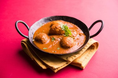 Kızartma tavasında taze pişirilmiş baharatlı patates körisi mi yoksa tandır roti veya naan veya Hint ekmeği veya chapati ve yeşil salata ile servis edilen sıcak ve baharatlı Dum aloo mu?