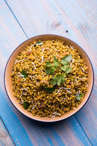 Mugachi Usal ya da Baharatlı Moong Sabzi 'yi filizlendirdi. Ahşap arka planda bir kasede servis edilmiş. Seçici odak