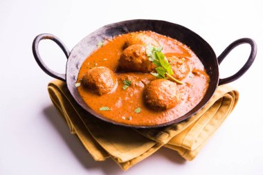 Kızartma tavasında taze pişirilmiş baharatlı patates körisi mi yoksa tandır roti veya naan veya Hint ekmeği veya chapati ve yeşil salata ile servis edilen sıcak ve baharatlı Dum aloo mu?