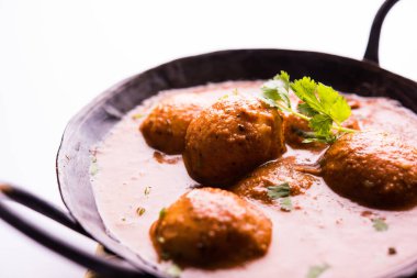 Kızartma tavasında taze pişirilmiş baharatlı patates körisi mi yoksa tandır roti veya naan veya Hint ekmeği veya chapati ve yeşil salata ile servis edilen sıcak ve baharatlı Dum aloo mu?