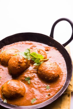 Kızartma tavasında taze pişirilmiş baharatlı patates körisi mi yoksa tandır roti veya naan veya Hint ekmeği veya chapati ve yeşil salata ile servis edilen sıcak ve baharatlı Dum aloo mu?