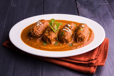 Malai Kofta Curry - geleneksel Kuzey Hindistan vejetaryen tarifi köftelere alternatif olarak tandır roti veya Hint ekmeği ve yeşil salata ile servis edilir.