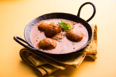 Kızartma tavasında taze pişirilmiş baharatlı patates körisi mi yoksa tandır roti veya naan veya Hint ekmeği veya chapati ve yeşil salata ile servis edilen sıcak ve baharatlı Dum aloo mu?