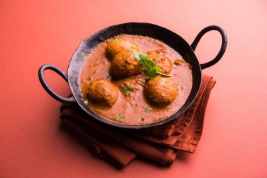 Kızartma tavasında taze pişirilmiş baharatlı patates körisi mi yoksa tandır roti veya naan veya Hint ekmeği veya chapati ve yeşil salata ile servis edilen sıcak ve baharatlı Dum aloo mu?