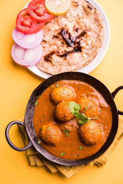 卡什米利汤或辛辣的土豆咖哩 配上新鲜奶油和香菜 在Karahi与Naan Roti一起工作 背景五彩斑斓 有选择的重点 — 图库照片