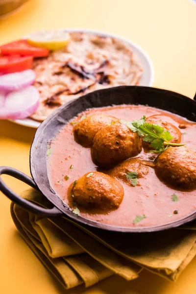 卡什米利汤或辛辣的土豆咖哩 配上新鲜奶油和香菜 在Karahi与Naan Roti一起工作 背景五彩斑斓 有选择的重点 — 图库照片