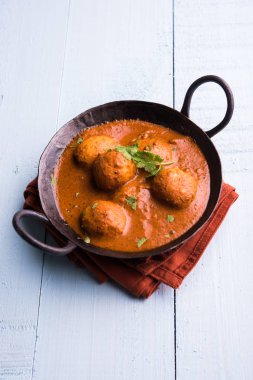 Kızartma tavasında taze pişirilmiş baharatlı patates körisi mi yoksa tandır roti veya naan veya Hint ekmeği veya chapati ve yeşil salata ile servis edilen sıcak ve baharatlı Dum aloo mu?