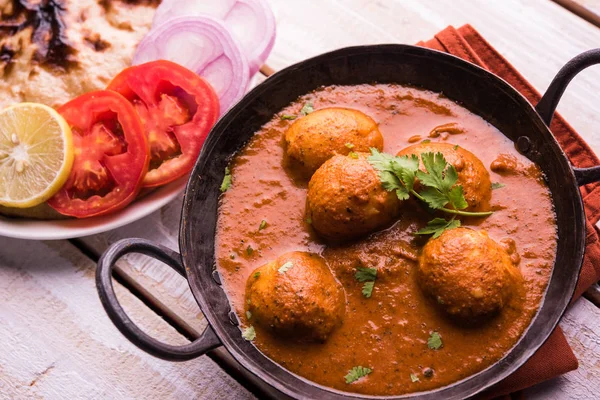 新鲜煮的辣土豆咖哩在油锅或热和辛辣的肉汤 与牛肉干或印度面包或小吃和绿色沙拉一起食用 有选择的焦点 — 图库照片