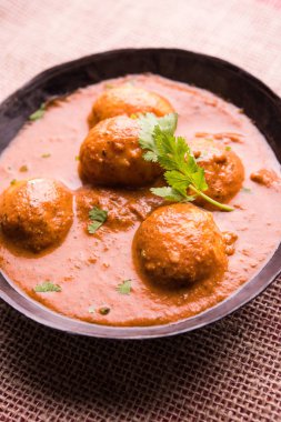 Kızartma tavasında taze pişirilmiş baharatlı patates körisi mi yoksa tandır roti veya naan veya Hint ekmeği veya chapati ve yeşil salata ile servis edilen sıcak ve baharatlı Dum aloo mu?