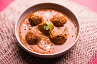 Kızartma tavasında taze pişirilmiş baharatlı patates körisi mi yoksa tandır roti veya naan veya Hint ekmeği veya chapati ve yeşil salata ile servis edilen sıcak ve baharatlı Dum aloo mu?