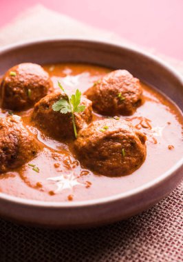 Kızartma tavasında taze pişirilmiş baharatlı patates körisi mi yoksa tandır roti veya naan veya Hint ekmeği veya chapati ve yeşil salata ile servis edilen sıcak ve baharatlı Dum aloo mu?