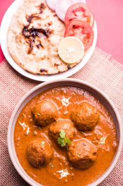 Kızartma tavasında taze pişirilmiş baharatlı patates körisi mi yoksa tandır roti veya naan veya Hint ekmeği veya chapati ve yeşil salata ile servis edilen sıcak ve baharatlı Dum aloo mu?