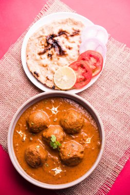 Kızartma tavasında taze pişirilmiş baharatlı patates körisi mi yoksa tandır roti veya naan veya Hint ekmeği veya chapati ve yeşil salata ile servis edilen sıcak ve baharatlı Dum aloo mu?