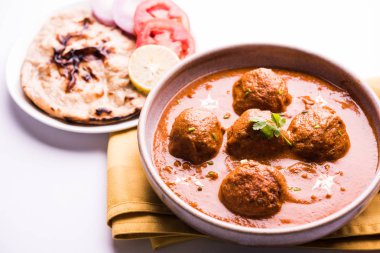 Kızartma tavasında taze pişirilmiş baharatlı patates körisi mi yoksa tandır roti veya naan veya Hint ekmeği veya chapati ve yeşil salata ile servis edilen sıcak ve baharatlı Dum aloo mu?