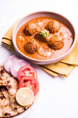 Kızartma tavasında taze pişirilmiş baharatlı patates körisi mi yoksa tandır roti veya naan veya Hint ekmeği veya chapati ve yeşil salata ile servis edilen sıcak ve baharatlı Dum aloo mu?