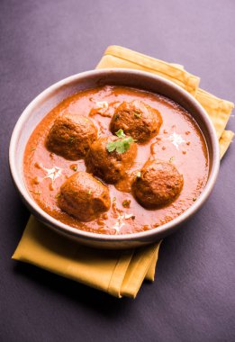 Kızartma tavasında taze pişirilmiş baharatlı patates körisi mi yoksa tandır roti veya naan veya Hint ekmeği veya chapati ve yeşil salata ile servis edilen sıcak ve baharatlı Dum aloo mu?