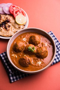 Kızartma tavasında taze pişirilmiş baharatlı patates körisi mi yoksa tandır roti veya naan veya Hint ekmeği veya chapati ve yeşil salata ile servis edilen sıcak ve baharatlı Dum aloo mu?