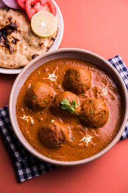 Kızartma tavasında taze pişirilmiş baharatlı patates körisi mi yoksa tandır roti veya naan veya Hint ekmeği veya chapati ve yeşil salata ile servis edilen sıcak ve baharatlı Dum aloo mu?