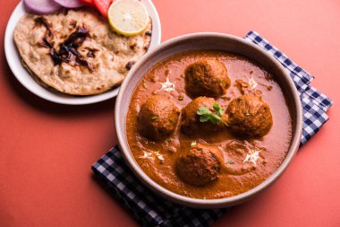 Kızartma tavasında taze pişirilmiş baharatlı patates körisi mi yoksa tandır roti veya naan veya Hint ekmeği veya chapati ve yeşil salata ile servis edilen sıcak ve baharatlı Dum aloo mu?