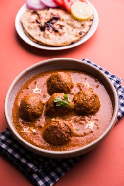 Kızartma tavasında taze pişirilmiş baharatlı patates körisi mi yoksa tandır roti veya naan veya Hint ekmeği veya chapati ve yeşil salata ile servis edilen sıcak ve baharatlı Dum aloo mu?