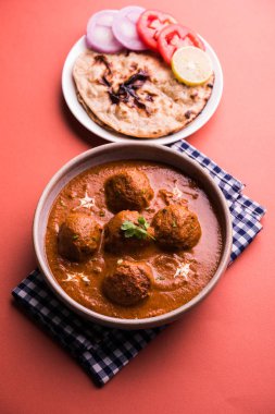 Kızartma tavasında taze pişirilmiş baharatlı patates körisi mi yoksa tandır roti veya naan veya Hint ekmeği veya chapati ve yeşil salata ile servis edilen sıcak ve baharatlı Dum aloo mu?