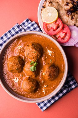 Kızartma tavasında taze pişirilmiş baharatlı patates körisi mi yoksa tandır roti veya naan veya Hint ekmeği veya chapati ve yeşil salata ile servis edilen sıcak ve baharatlı Dum aloo mu?