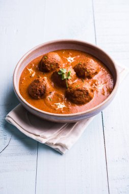Kızartma tavasında taze pişirilmiş baharatlı patates körisi mi yoksa tandır roti veya naan veya Hint ekmeği veya chapati ve yeşil salata ile servis edilen sıcak ve baharatlı Dum aloo mu?