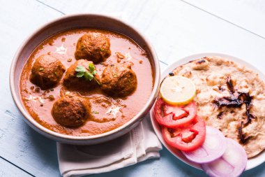 Kızartma tavasında taze pişirilmiş baharatlı patates körisi mi yoksa tandır roti veya naan veya Hint ekmeği veya chapati ve yeşil salata ile servis edilen sıcak ve baharatlı Dum aloo mu?