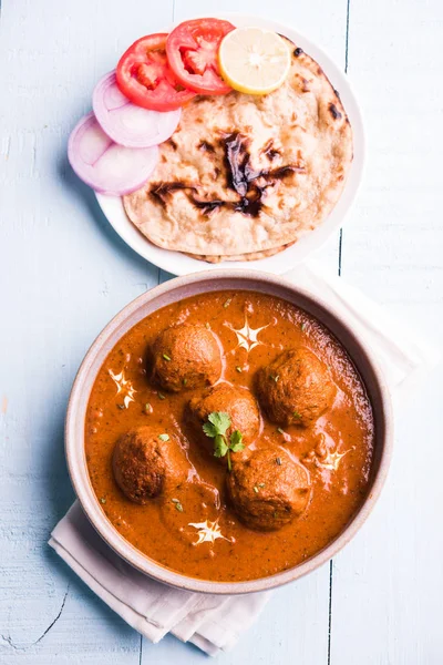 Kızartma tavasında taze pişirilmiş baharatlı patates körisi mi yoksa tandır roti veya naan veya Hint ekmeği veya chapati ve yeşil salata ile servis edilen sıcak ve baharatlı Dum aloo mu?