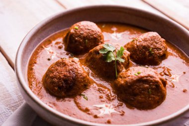 Kızartma tavasında taze pişirilmiş baharatlı patates körisi mi yoksa tandır roti veya naan veya Hint ekmeği veya chapati ve yeşil salata ile servis edilen sıcak ve baharatlı Dum aloo mu?