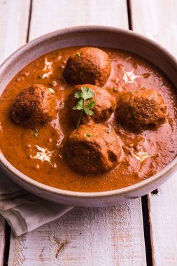 Kızartma tavasında taze pişirilmiş baharatlı patates körisi mi yoksa tandır roti veya naan veya Hint ekmeği veya chapati ve yeşil salata ile servis edilen sıcak ve baharatlı Dum aloo mu?