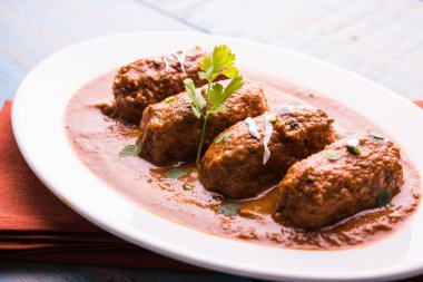 Malai Kofta Curry - geleneksel Kuzey Hindistan vejetaryen tarifi köftelere alternatif olarak tandır roti veya Hint ekmeği ve yeşil salata ile servis edilir.