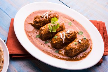 Malai Kofta Curry - geleneksel Kuzey Hindistan vejetaryen tarifi köftelere alternatif olarak tandır roti veya Hint ekmeği ve yeşil salata ile servis edilir.