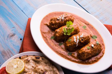Malai Kofta Curry - geleneksel Kuzey Hindistan vejetaryen tarifi köftelere alternatif olarak tandır roti veya Hint ekmeği ve yeşil salata ile servis edilir.