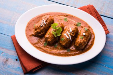 Malai Kofta Curry - geleneksel Kuzey Hindistan vejetaryen tarifi köftelere alternatif olarak tandır roti veya Hint ekmeği ve yeşil salata ile servis edilir.