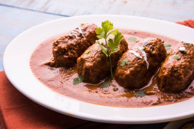 Malai Kofta Curry - geleneksel Kuzey Hindistan vejetaryen tarifi köftelere alternatif olarak tandır roti veya Hint ekmeği ve yeşil salata ile servis edilir.