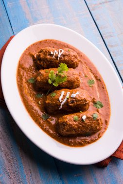 Malai Kofta Curry - geleneksel Kuzey Hindistan vejetaryen tarifi köftelere alternatif olarak tandır roti veya Hint ekmeği ve yeşil salata ile servis edilir.